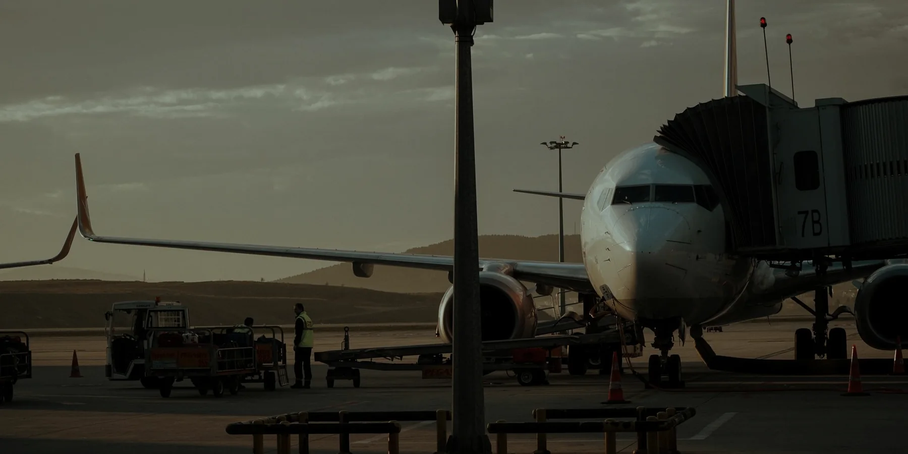 Un aereo di linea fermo al gate all'imbrunire