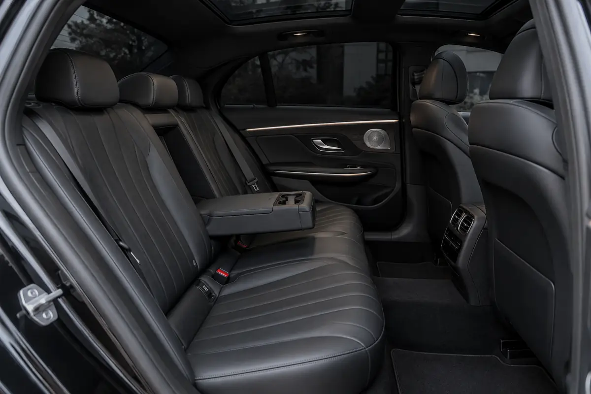 I sedili posteriori di una Mercedes Classe E in pelle nera